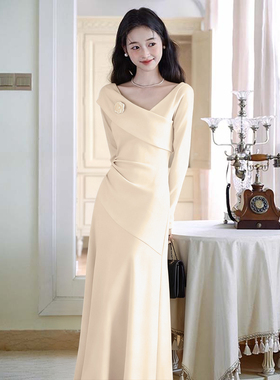 送胸花大气温柔气质长裙2025秋季新款高级感打底长袖连衣裙D4012