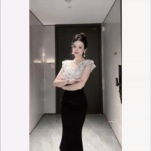 2026夏季新款女法式气质 V 领撞色荷叶边收腰显瘦简约连衣裙D6709