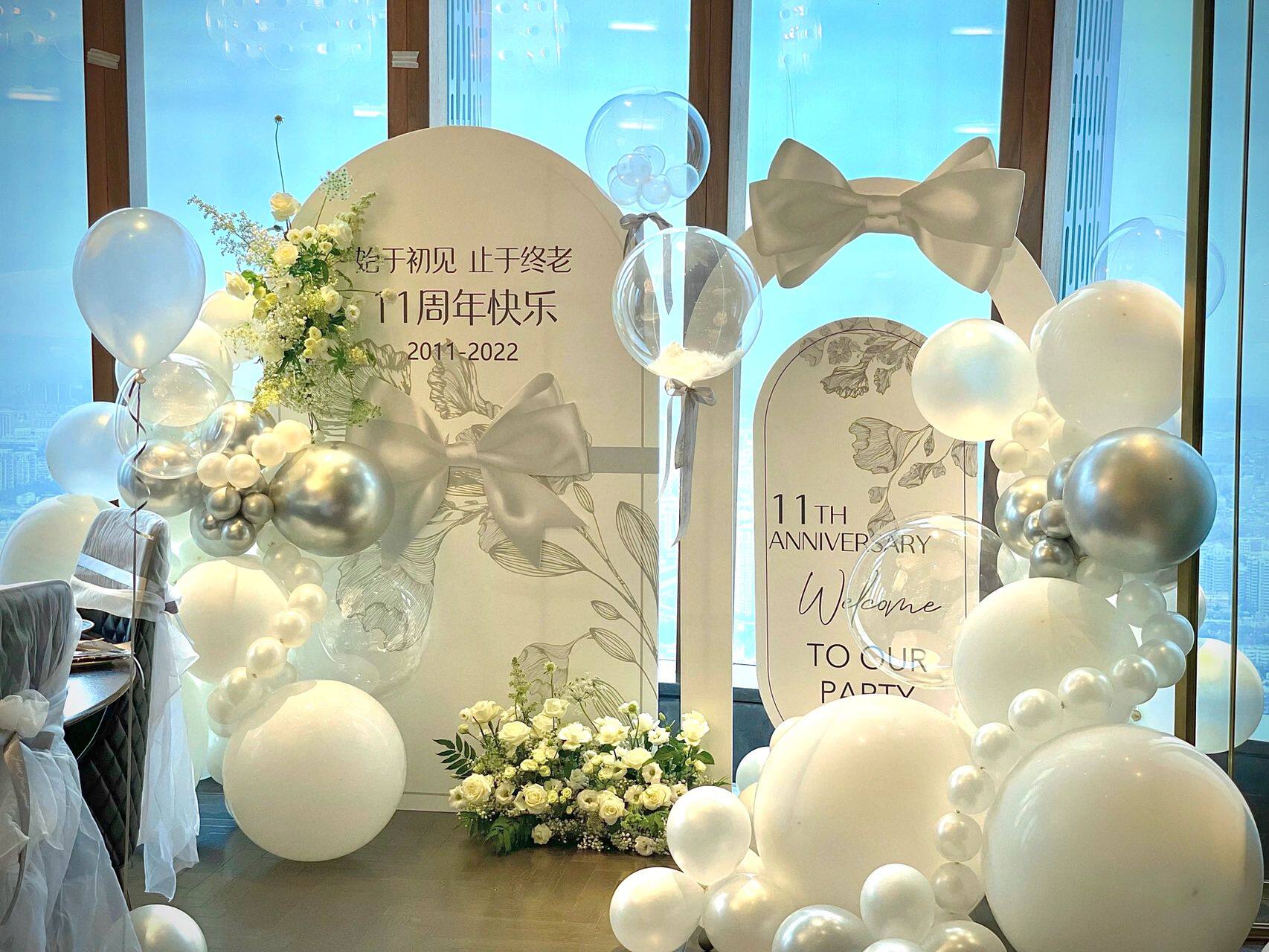 网红女生闺蜜白色高级感生日布置周年庆kt板背景墙气球布置蝴蝶结