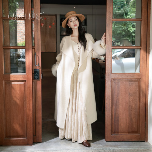 柳歌老钱风白色毛呢大衣女长款