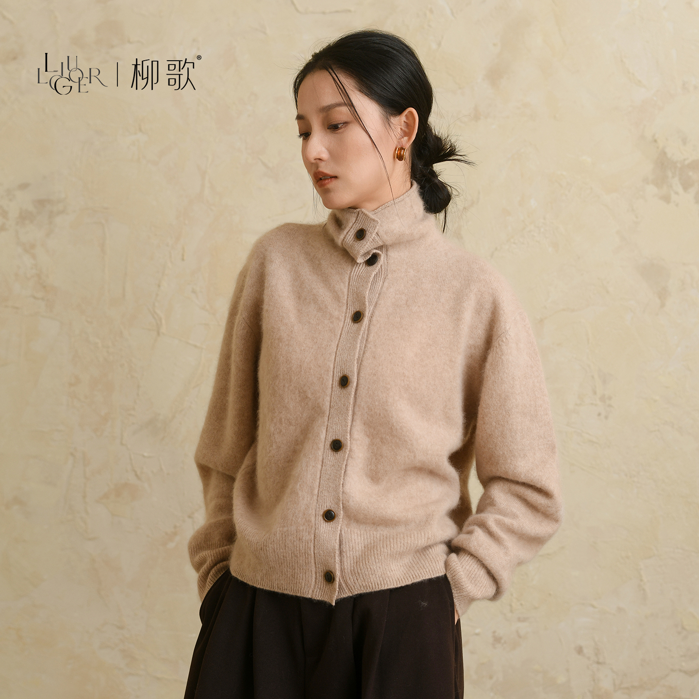 柳歌老钱风高领针织开衫女