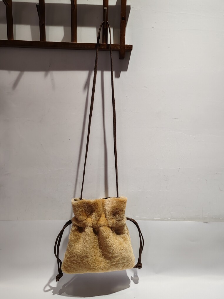 西班牙进口美利奴羊毛皮毛一体烟口袋包包