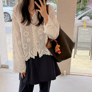 《Hedge》百搭款V领镂空立体花小衫 设计感短款上衣 时尚休闲衬衫