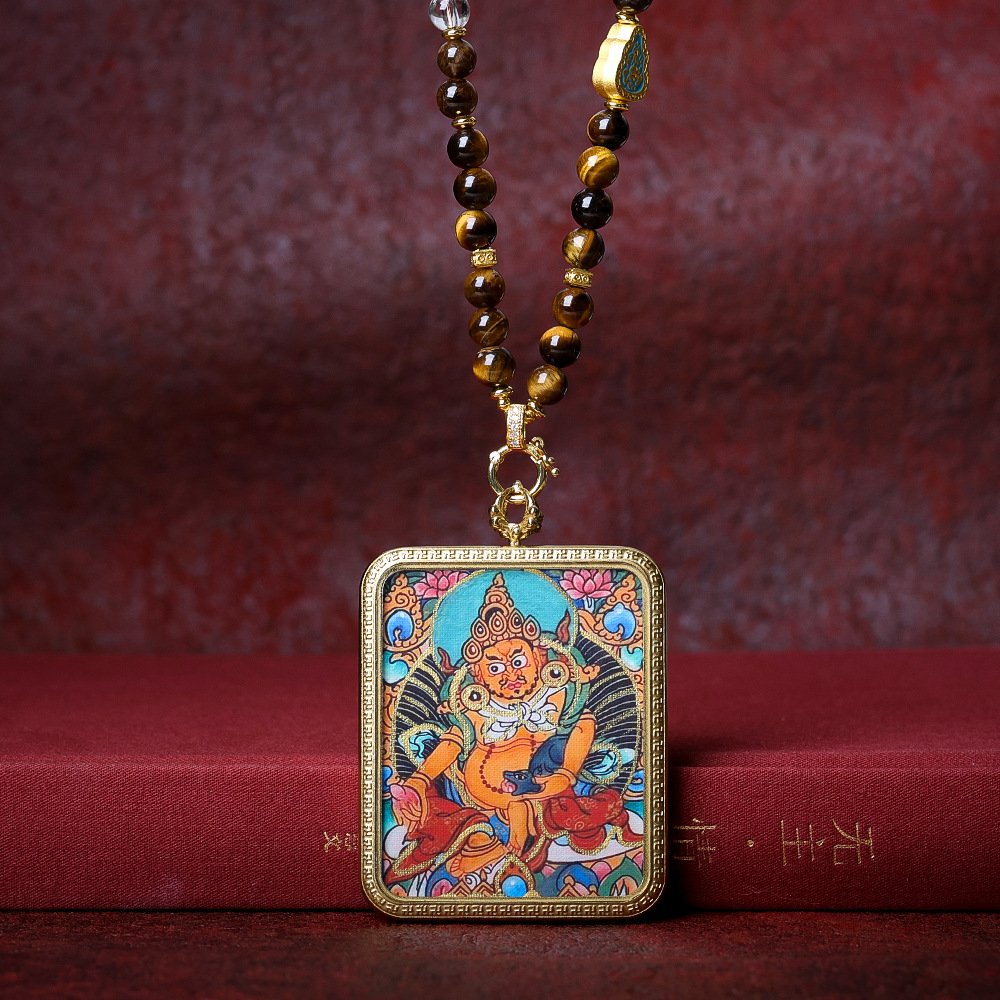 柏利来新款钛钢手绘描金黄财神唐卡 保色电镀吊坠 虎眼石项链毛衣