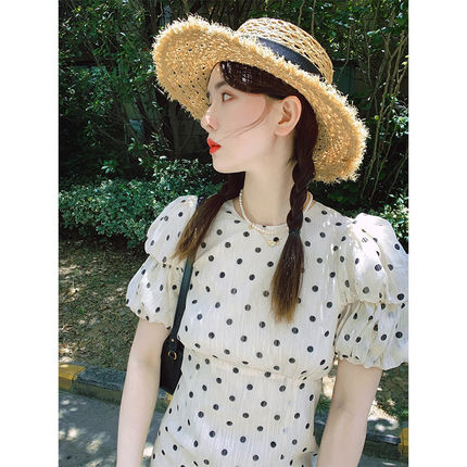 白色波点连衣裙女夏2026新款设计感气质法式收腰泡泡袖圆点长裙子