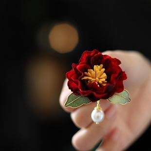 新年红色手工绢花胸针山茶花复古旗袍胸花秋冬配大衣布艺花朵别针
