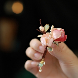 非遗掐丝粉色布艺胸针西装女艺术感珍珠胸花秋冬配大衣新中式别针