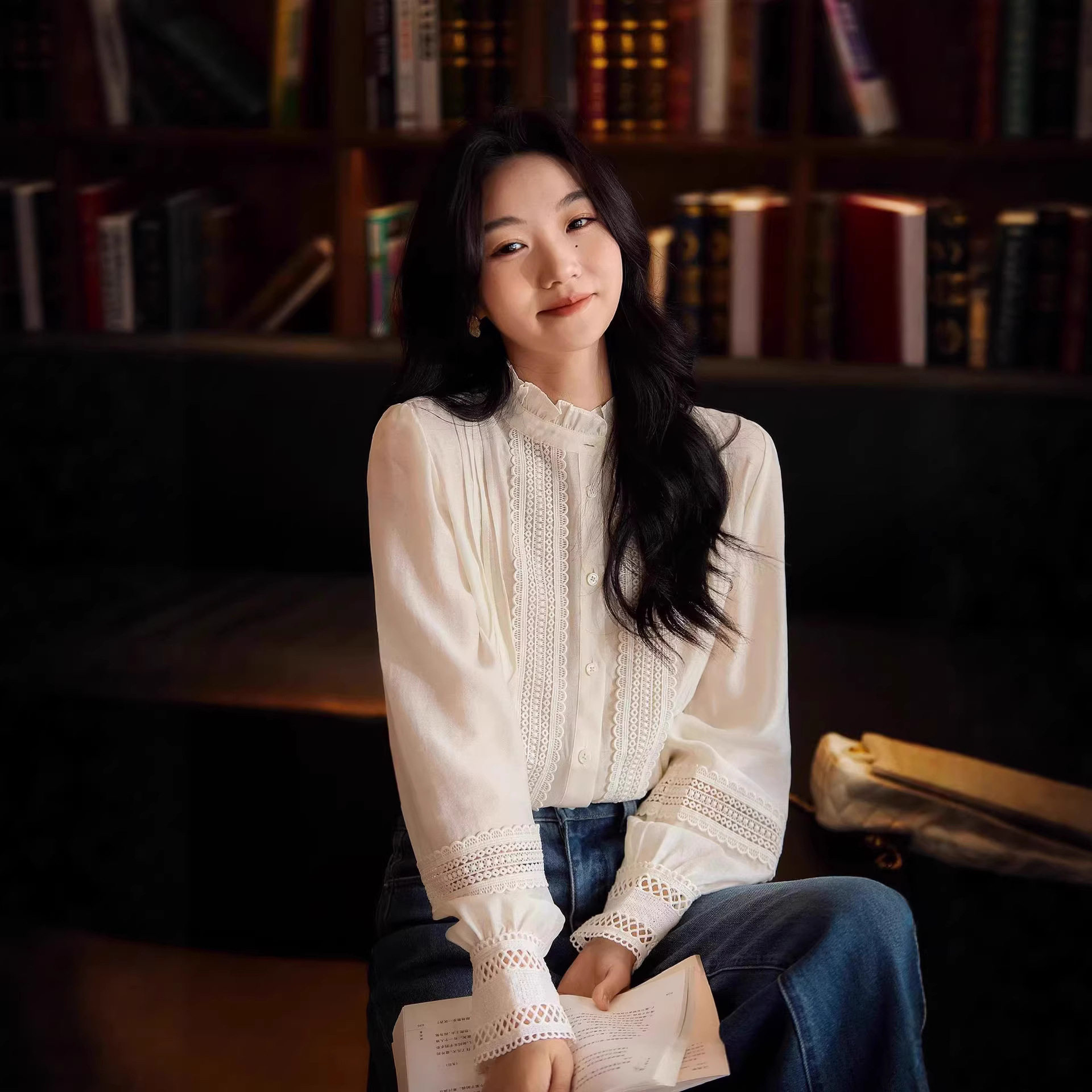 南油品质法式温柔风木耳边立领衬衫2026春蕾丝拼接风琴褶气质衬衣