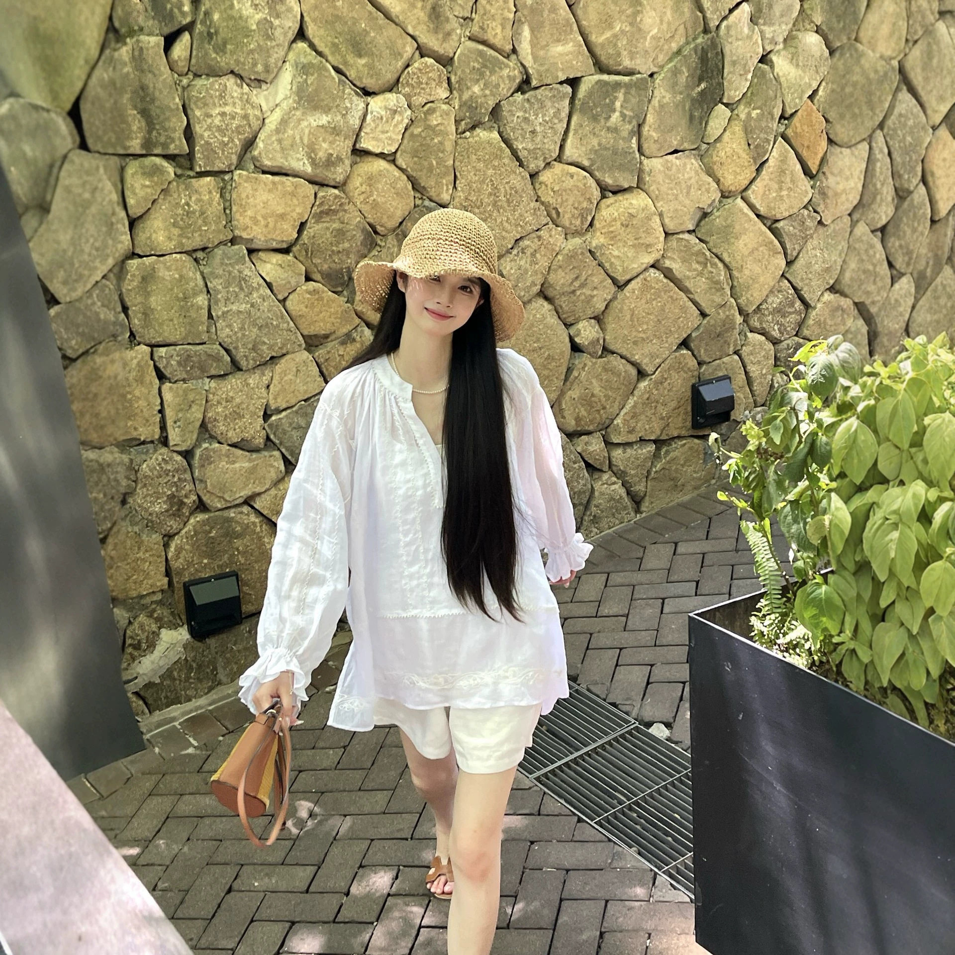 南油2026新款法式度假风刺绣衬衣女宽松灯笼袖百搭遮肉显瘦白衬衫
