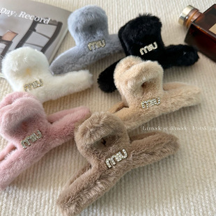 13cm气质miu水钻字母抓夹毛毛秋冬款交叉发夹鲨鱼夹盘发器发饰