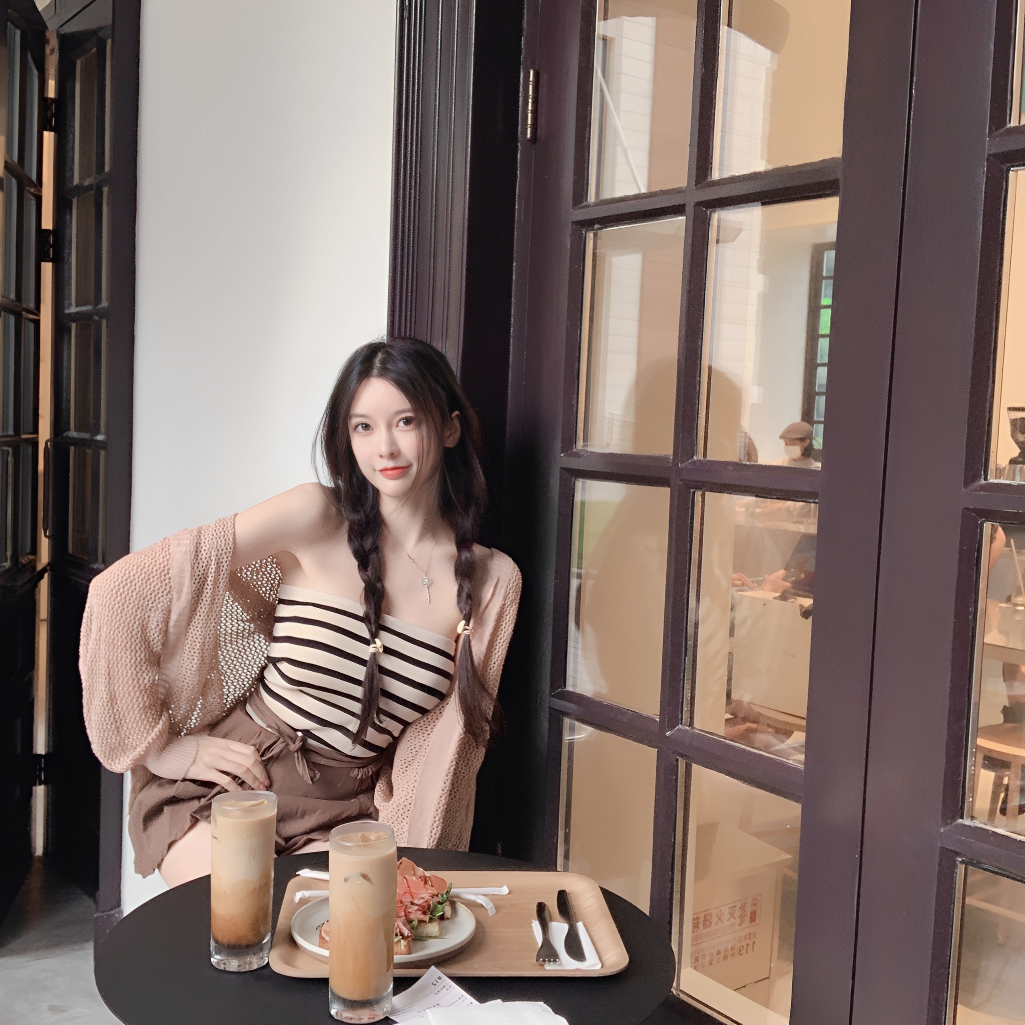 Nane南一 自制款巧克力珍妮针织抹胸+镂空小开衫+高腰绑带百褶裙