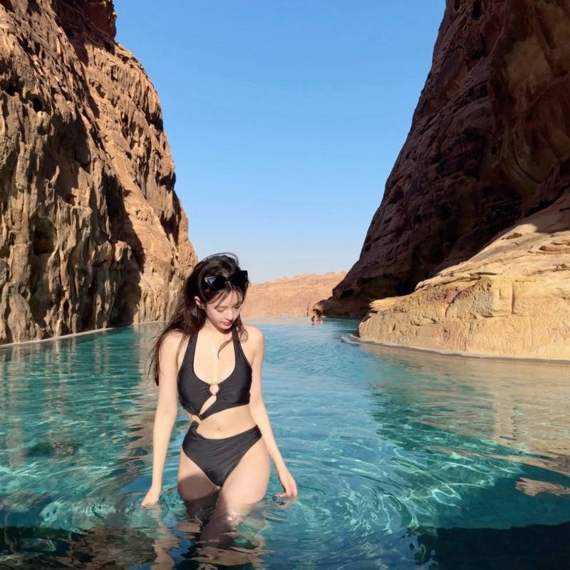 露腰挂脖显瘦露腰挂脖连体泳衣