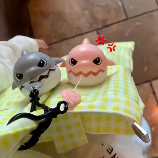 咬线鲨鱼包包挂件可拉绳解压大鱼吃小鱼钥匙扣创意可爱书包小挂饰