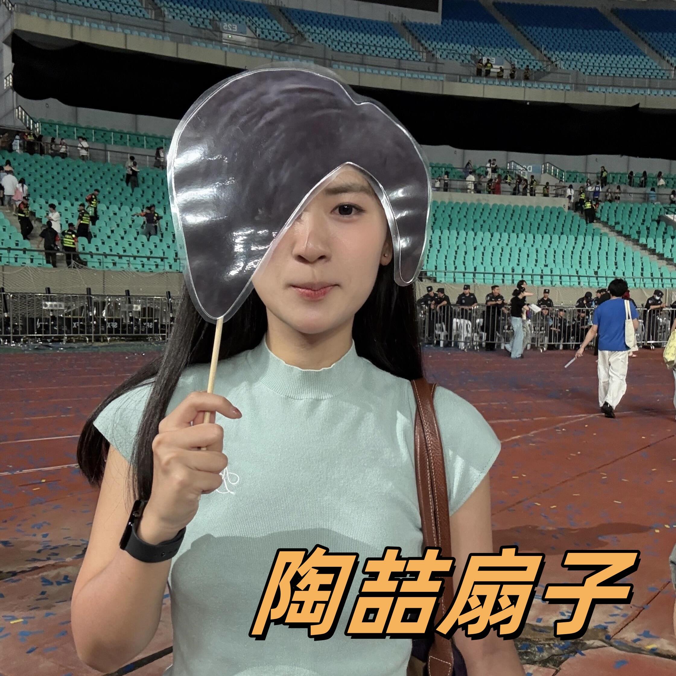 陶喆斜刘海扇子明星演唱