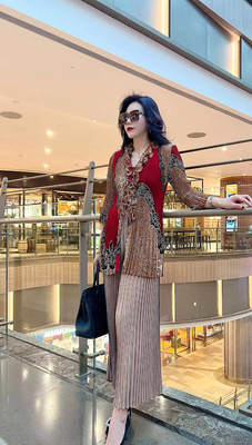 木耳边褶皱彩色长袖小衫