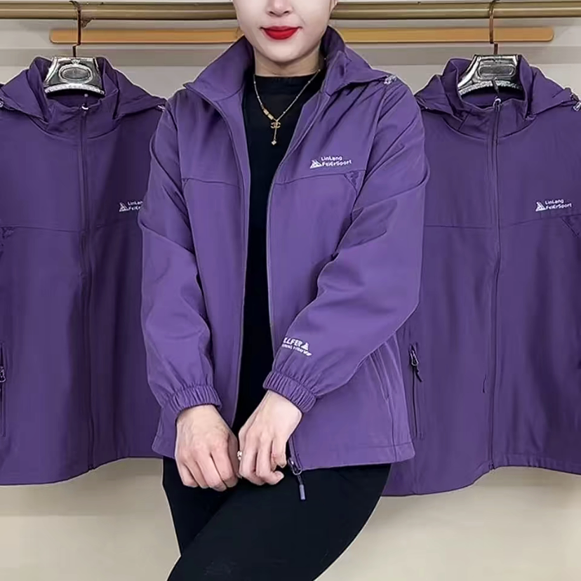 休闲通勤纯色袖标印花连帽冲锋衣外套女春秋新款保暖中老年女装