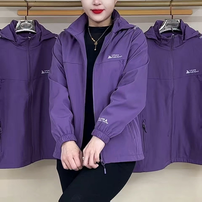 休闲通勤纯色袖标印花连帽冲锋衣外套女春秋新款保暖中老年女装
