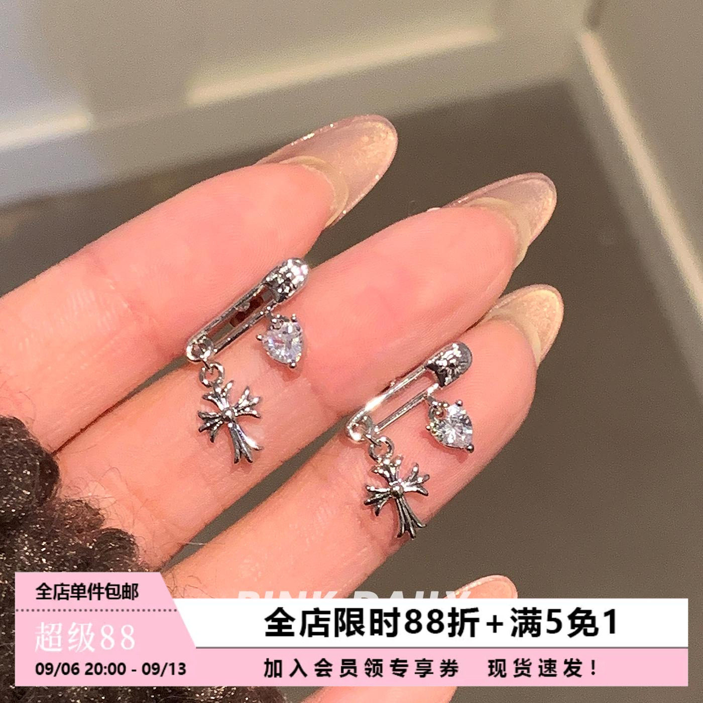 十字架吊坠耳骨钉钛钢小众设计感图片