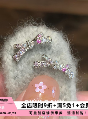Pink Daily粉色超闪满钻蝴蝶结耳钉女钛钢小巧精致耳骨钉甜美耳饰
