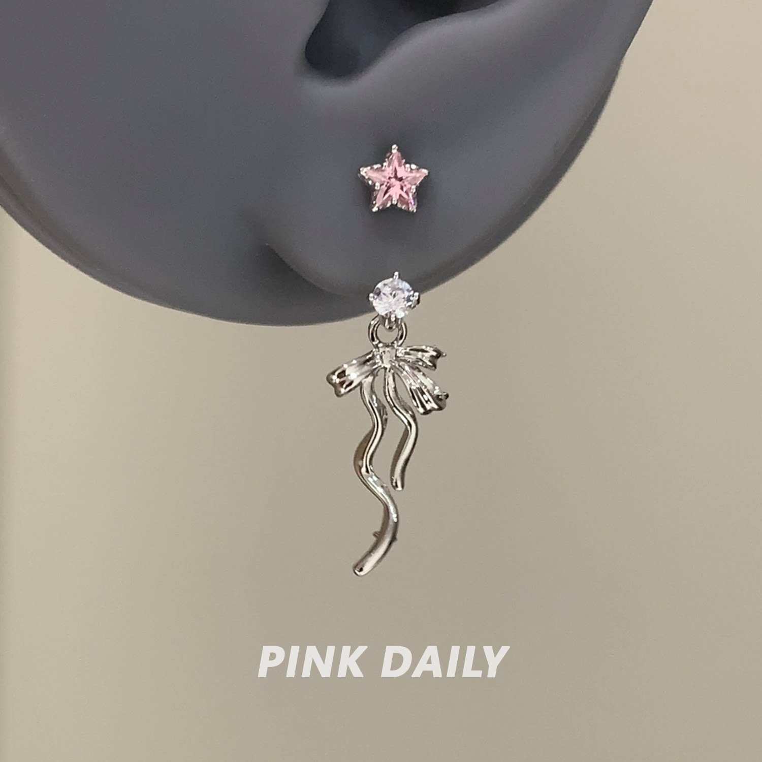 Pink Daily爆闪丝带蝴蝶结吊坠马蹄环钛钢耳钉耳环星星耳骨钉耳饰图片