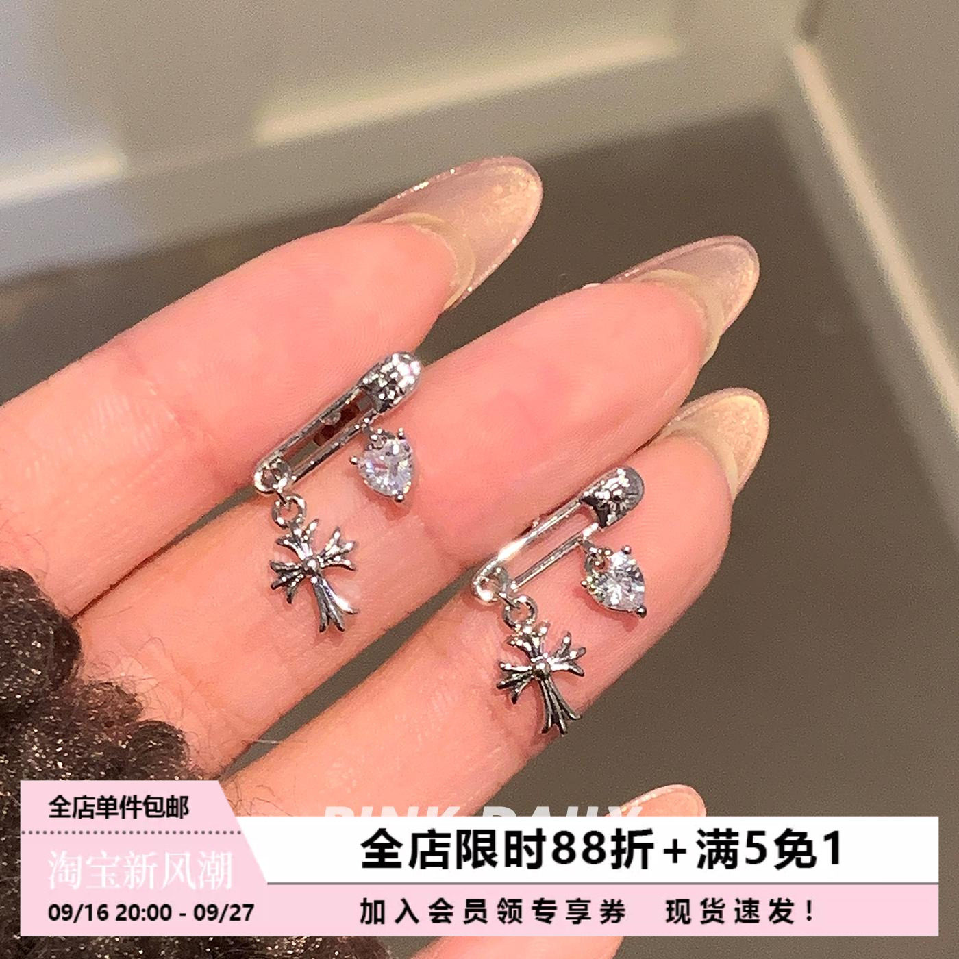 十字架吊坠耳骨钉钛钢小众设计感图片