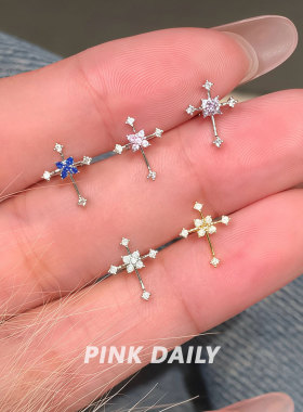 Pink Daily撞色闪钻简约小十字架钛钢耳钉女甜酷蓝色精致独特耳饰