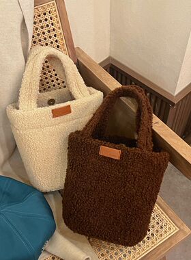 羊羔毛毛斜挎包女韩版2023新款冬季毛绒手提手拎水桶小众轻奢女包