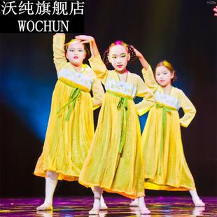 江南汉服春三月古典小城谣桃花笑有位姑娘小道童汉服采花姑娘