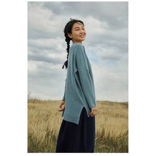纸片人既视感 100%纯山羊绒衫女士圆领宽松下摆开叉羊绒毛衣