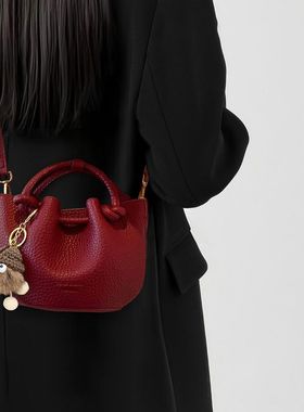 复古红色小包包女秋冬2025新款时尚洋气百搭斜挎包超火手提水桶包