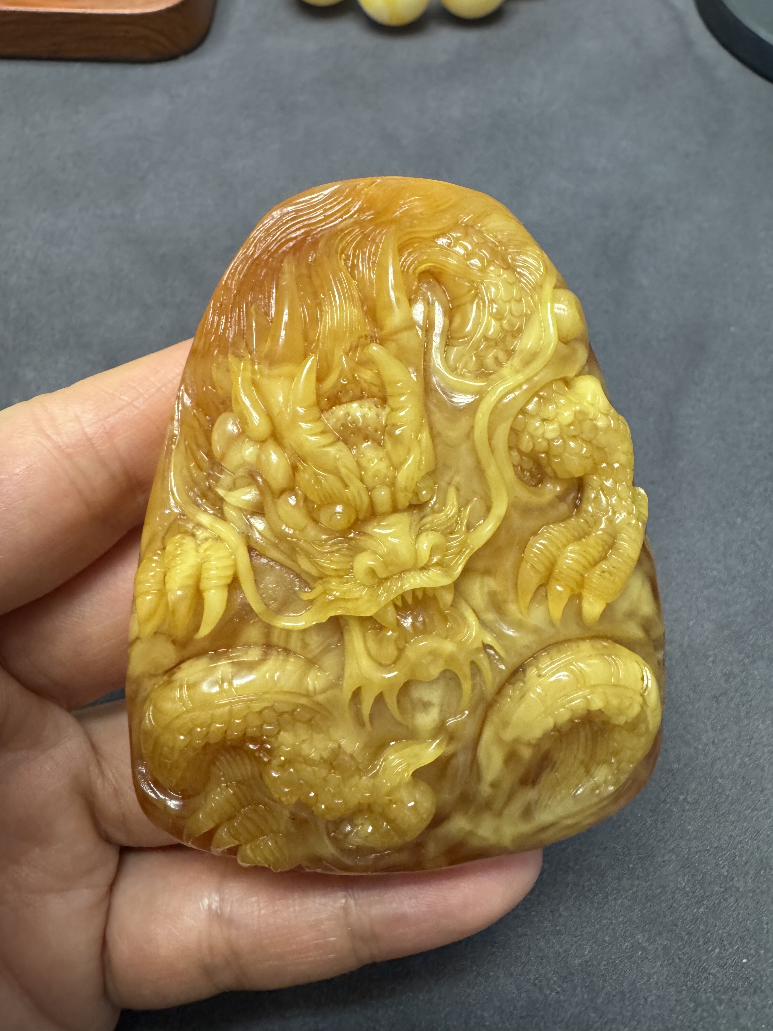 收藏级天然蜜蜡龙牌吊坠雕工精美