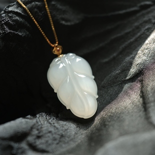 高冰白和田玉金枝玉叶吊坠天然玉石叶子锁骨项链18K金镶嵌925银链