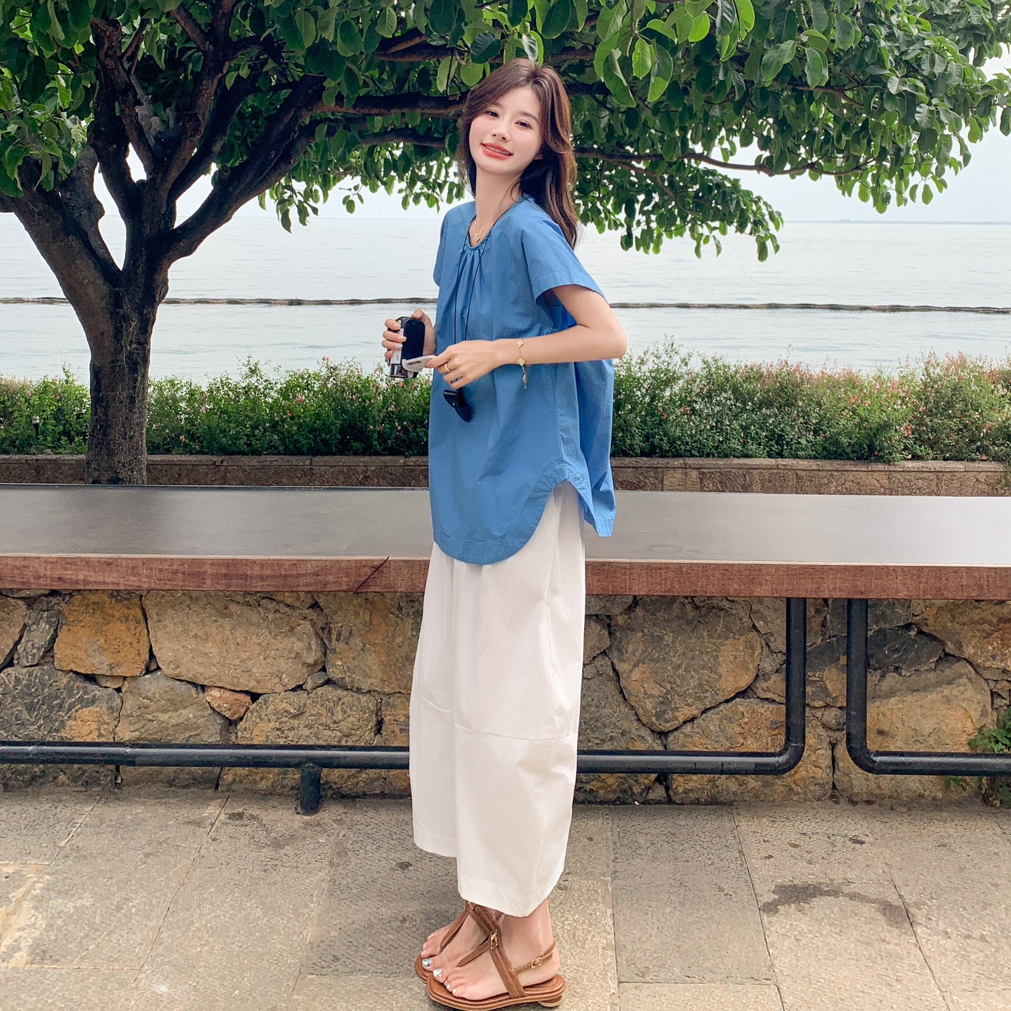 盐甜系穿搭蓝色上衣套装女夏新款小个子休闲显瘦白色九分裤两件套图片