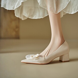 绸缎粗跟花朵婚鞋气质通勤高跟鞋子婚礼宴会礼服伴娘配裙子单鞋女