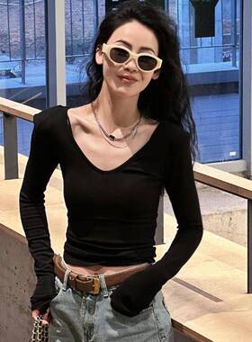 2026早春新款V领长袖T恤女设计感纯欲垫肩气质显瘦打底衫短0111r