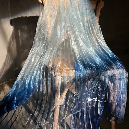 蓝色渐变风琴褶镭射欧根纱水光纱压褶礼服布料 diy原创设计师面料