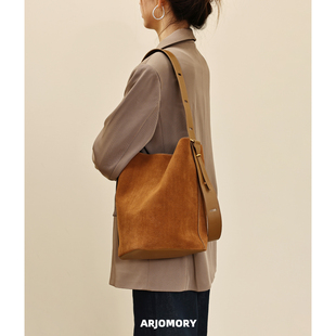 ARJOMORY小众设计时尚麂皮绒水桶包女2025早秋上新百搭通勤腋下包