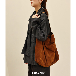 ARJOMORY小众设计麂皮绒水桶包包女2025早秋新款大容量通勤腋下包