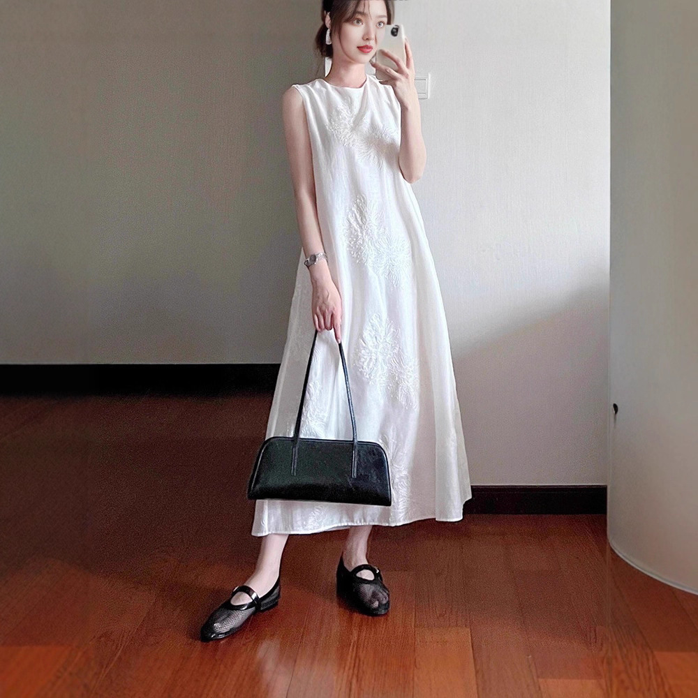 新中式国风重工刺绣无袖背心裙女2025夏季新款气质显瘦白色连衣裙