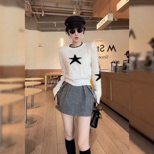 白色圆领五角星修身长袖针织衫女慵懒风软糯收腰显瘦毛衣秋季上衣