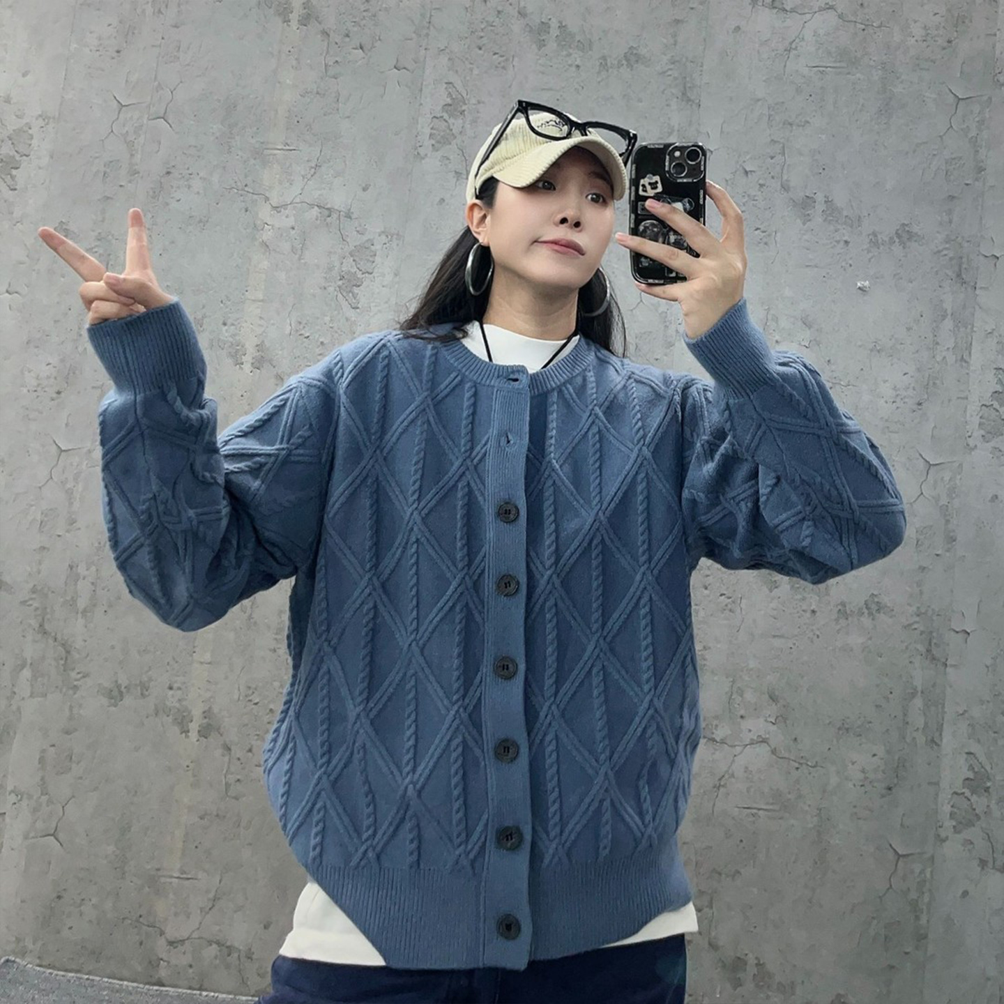 日系复古重磅菱形格扭花开衫毛衣