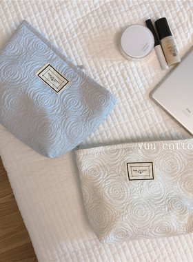 YUU布包 奶油蓝白色浮雕玫瑰化妆包手拿包帆布袋手袋女文艺甜美风