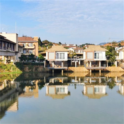 酒店是一座岛屿酒店，顾名思义，脚底下踩着的就是一座岛。 安澜岛是由梅溪冲刷形成的岛屿，位于溪水中央，四周梅溪环绕。 周末清明不加价，有效期至26年6月30日 室内高尔夫一小时+棋牌室一小时+双人早餐