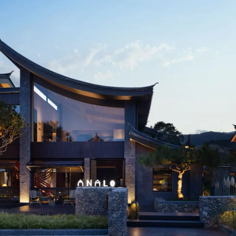 【位置优越】酒店位于丽江古城区束河古镇核心C位 【新店开业】2025年新店开业，山在远方，家在山下拍照出片的高端民宿。 【贴心服务】周末、元旦、清明统统不加价，春节加价可用 【权益丰富】旅拍体验民族服装一套+精致妆造+精修照片两张+非遗手工