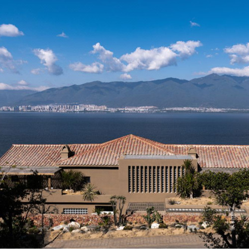 六阅&middot;海东方，六阅度假品牌打造旗下的新&ldquo;小而美&rdquo;的精品品牌旗舰店 六阅&middot;無所位于双廊村入村口罗莳曲海岸边，与玉几岛遥遥相对