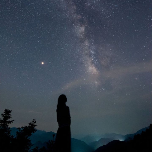 千年古村落裸眼观星河 位于衢州开化交通便利配套完善，华东区域观星条件优越 拥有亚洲海拔最高、世界级的暗夜天文馆 1-2晚任选，享天文馆入场+星球乐园