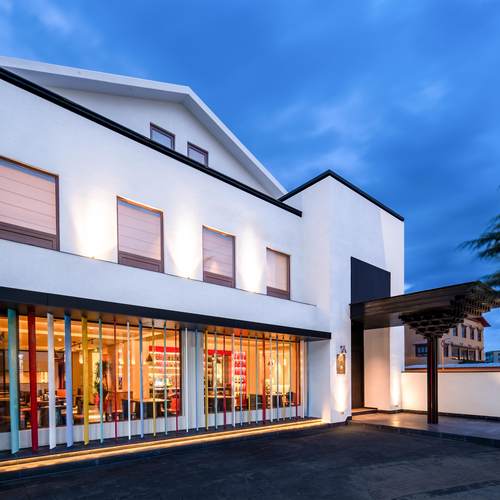 【藏式风情】独克宗古城旁，沉浸式体验高原文化魅力 【弥散供氧】全店供氧，舒适入住无惧高反 【丰富权益】含双早+下午茶+酥油茶+接机/站服务 【休闲社交】咖啡厅、酒吧、壁炉区满足多样需求