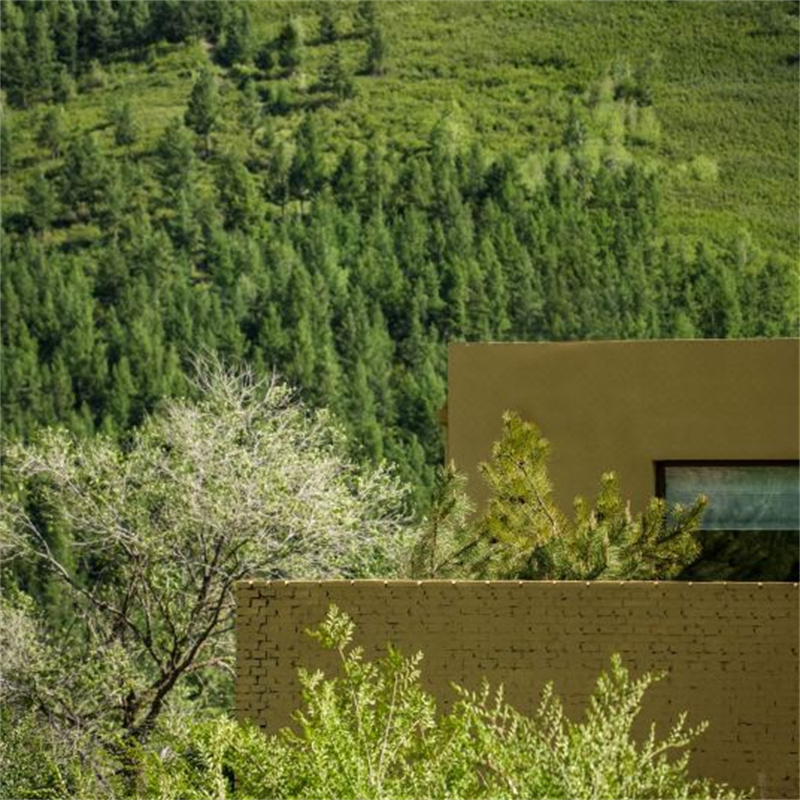 卡尔哈私汤酒店位于张家口赤城县，抵达中国塞北边境山屯深处； 10座院子于山地而起，500m占地、平均100m每栋院落占地，历时3年打造 “KALHA·独院私汤” 卡尔哈的每栋院子都配备私人庭院；