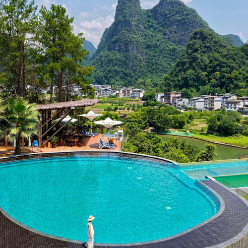 位于广西阳朔，百亩山水画境，独占270&deg;云端全景， 双人自助下午茶+双早+悬崖泳池+恒温温泉 网红旅拍+专车接送+亲子爆款童趣乐园+垂钓+观光车 周末不加价+春节、清明加价可用