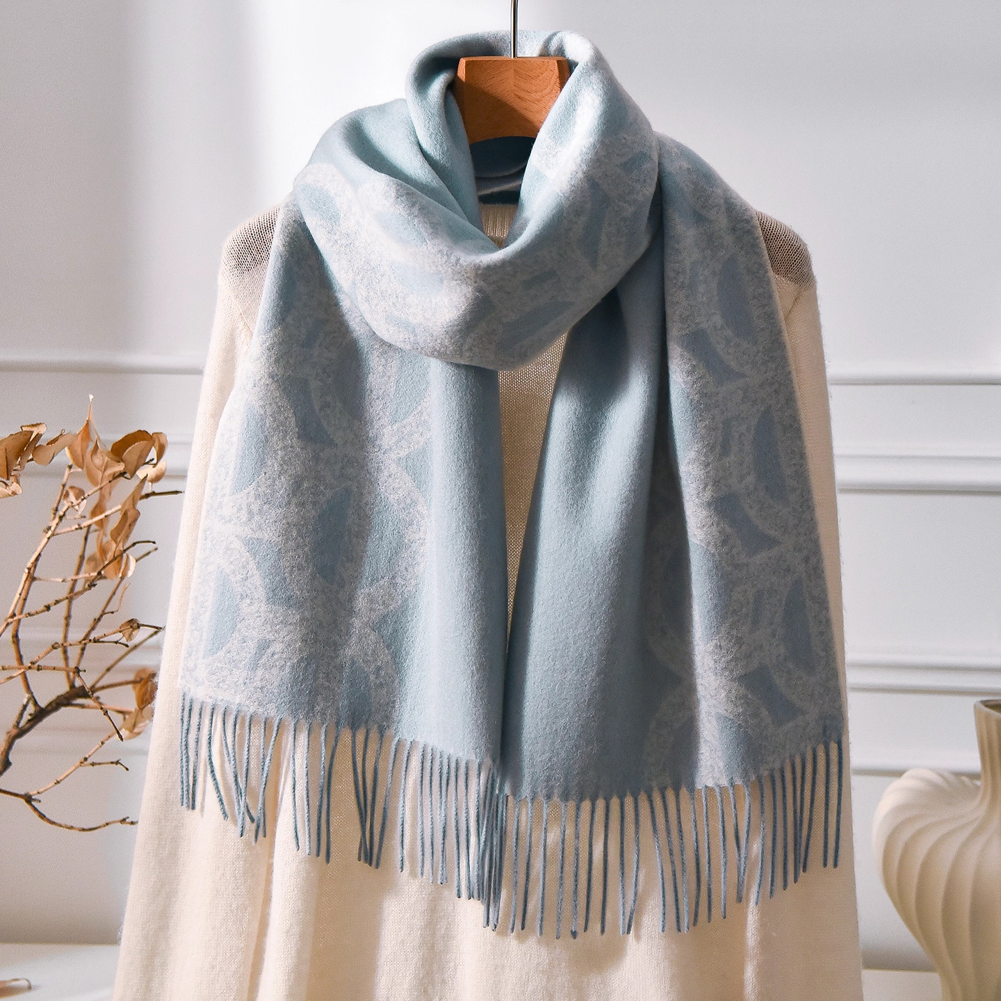 优质羊毛蓝色围巾女款2025新款今年流行爆款披肩送女朋友生日礼物